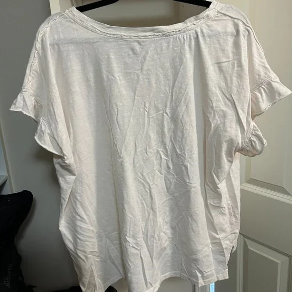 Cute flowy white tee - Picture 4 of 4